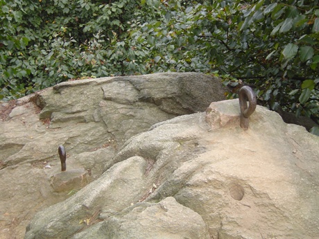 2006년 9월 5일 서울시 강서구 개화산에서 발견된 쇠말뚝 2개